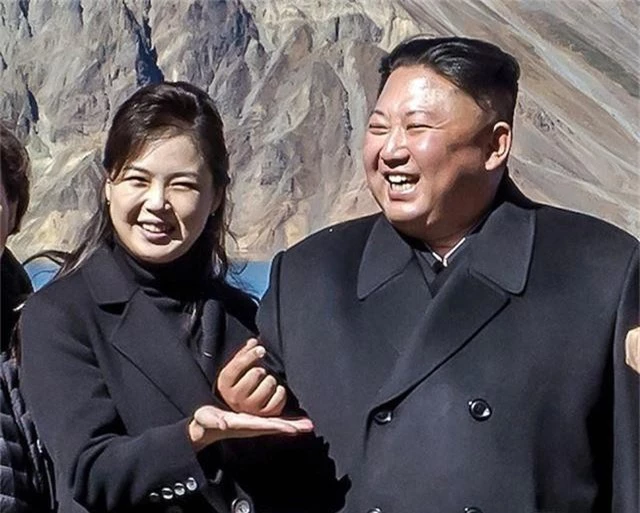  Ông Kim Jong-un chụp ảnh thả tim - hình ảnh đã gây bão trên mạng xã hội Hàn Quốc (Ảnh: KCNA) 
