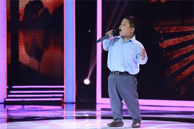 Cậu bé 7 tuổi Bùi Quốc Huy khiến ban bình luận tan chảy với biệt tài hát bolero.
