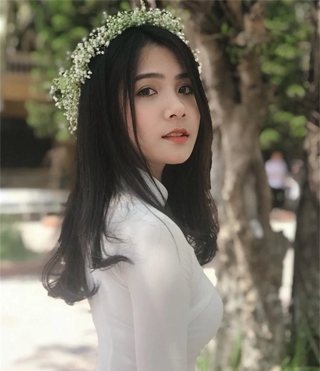 Dương Thu Giang (sinh năm 2000, cựu học sinh trường THPT Lý Thái Tổ, Bắc Ninh) là hot girl được dân mạng yêu mến. Trong suốt 2 năm nổi tiếng, cô luôn gắn liền với hình ảnh nữ sinh mặc áo dài trắng đẹp dịu dàng và trong sáng.