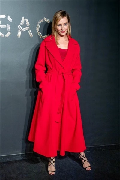  Nữ diễn viên Uma Thurman rực rỡ với áo khoác đỏ 