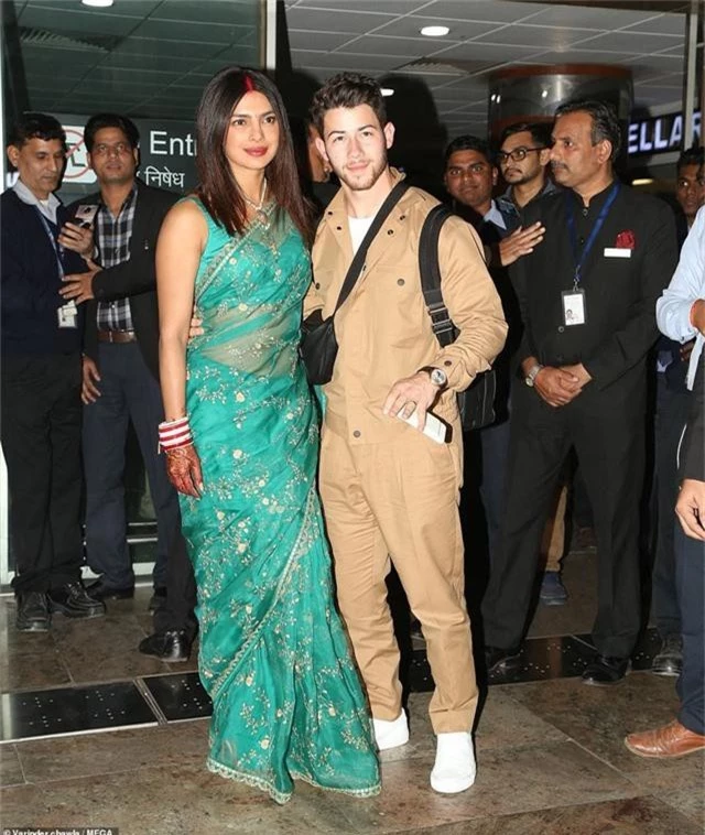  Đôi vợ chồng mới cưới Priyanka Chopra và Nick Jonas rời Jodhpur về Delhi, Ấn Độ ngày 2/12 