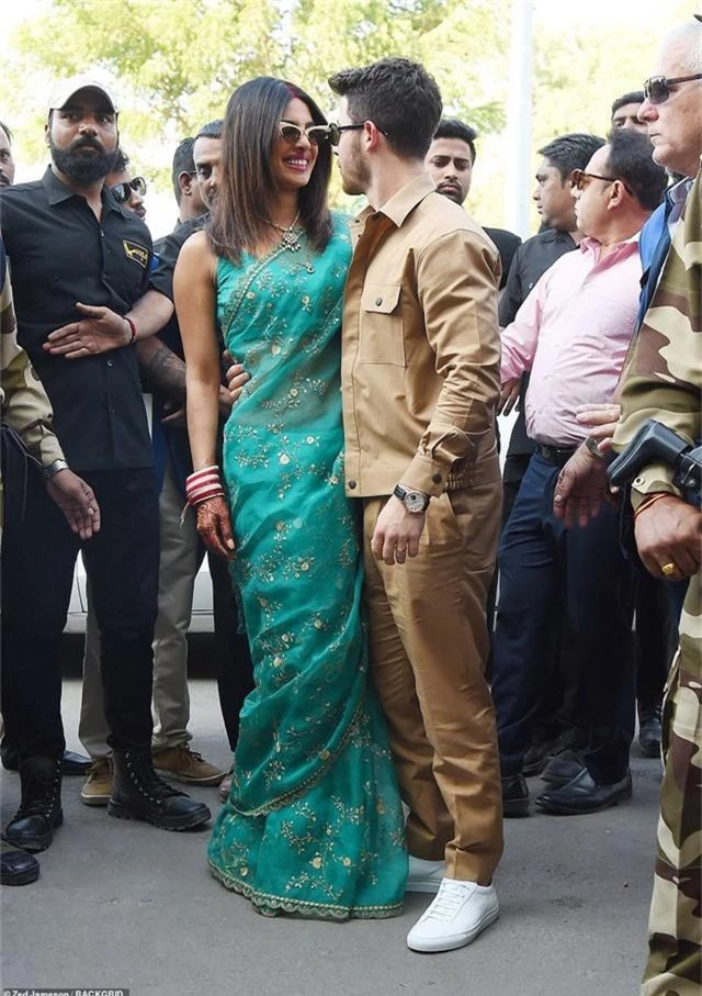  Priyanka Chopra, 36 tuổi và Nick Jonas, 26 tuổi vừa tổ chức hôn lễ kéo dài 3 ngày 