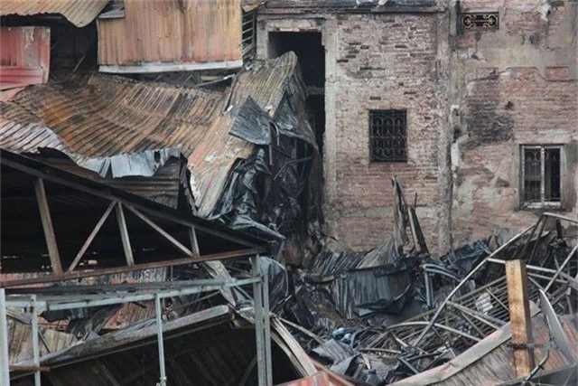 Vụ cháy sát viện Nhi Trung ương khiến nhiều hộ gia đình mất nhà.