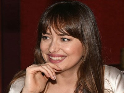 Người đẹp '50 sắc thái' khoe đường cong với đầm lụa mỏng tang