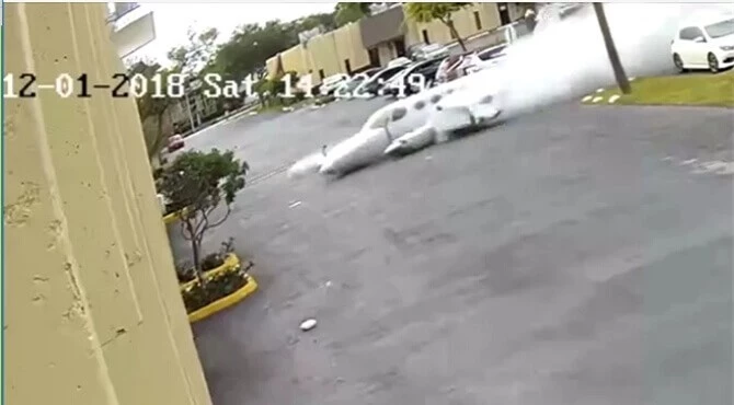 Khoảnh khắc may bay gặp tai nạn đâm vào tòa nhà được camera giám sát ghi lại.