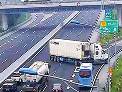 Vì sao lái xe ô tô đi lùi, ngược chiều trên cao tốc ngày càng nhiều?