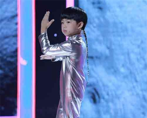 'Quái kiệt nhí' với biệt tài thổi hơn 10 loại sáo khiến Trấn Thành 'hoang dại'