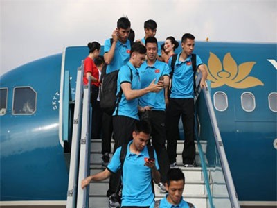 Người hâm mộ chào đón ĐT Việt Nam trở về nước