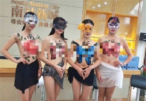 Công ty bất động sản thuê... người mẫu ngực trần để quảng cáo sản phẩm