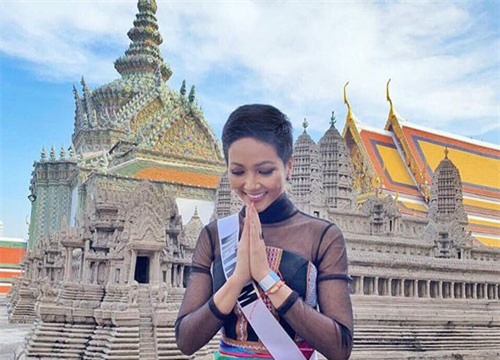 Chỉ một hành động nhỏ, H'Hen Niê lại ghi điểm với cộng đồng fan Thái Lan