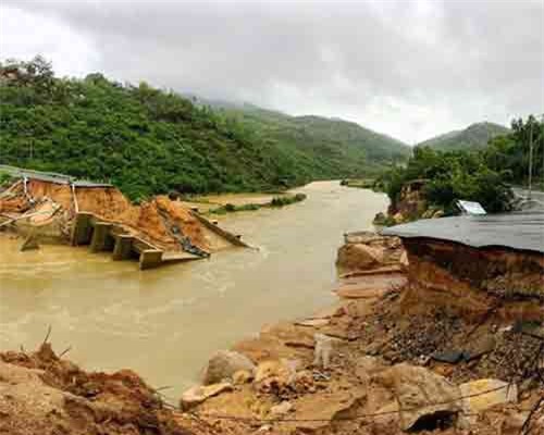 Khánh Hòa: Giáo viên đi bè qua bán đảo dạy học vì cầu sập do mưa lũ