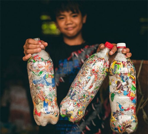 Gạch sinh thái - chìa khóa giải quyết bài toán ô nhiễm rác thải nhựa