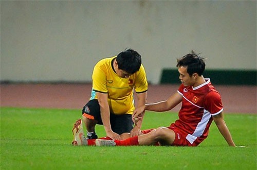 Vừa trở lại sân tập, Văn Toàn lại khiến thầy Park lo lắng