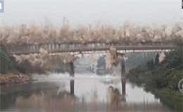 Clip: Cận cảnh cây cầu 100 tuổi tại Ấn Độ bị phá hủy trong 'tích tắc'