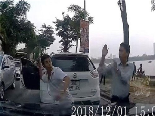 Clip: Hai tài xế đánh nhau vì giành đường đi