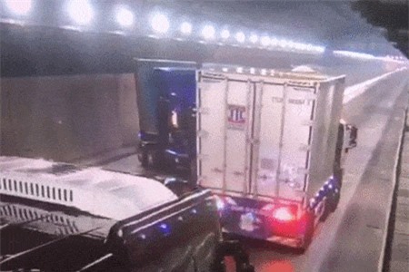 Clip: Xe tải và xe đầu kéo đâm nhau trực diện trong hầm Hải Vân 