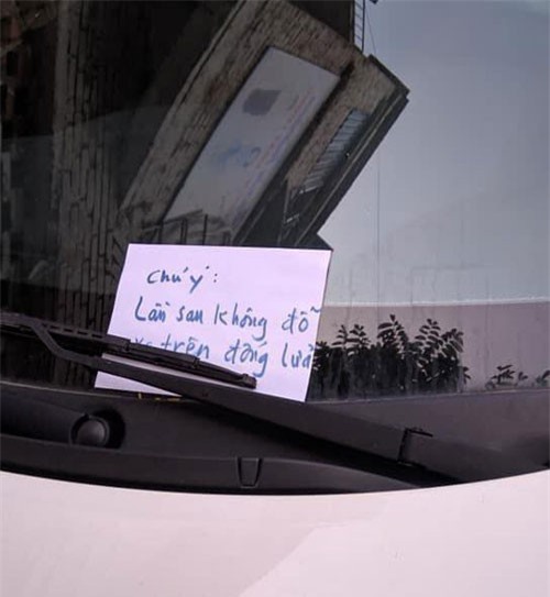 Đỗ xe ô tô trên đống than hồng rồi bỏ đi, tài xế may mắn được người dân dùng nước dập hộ