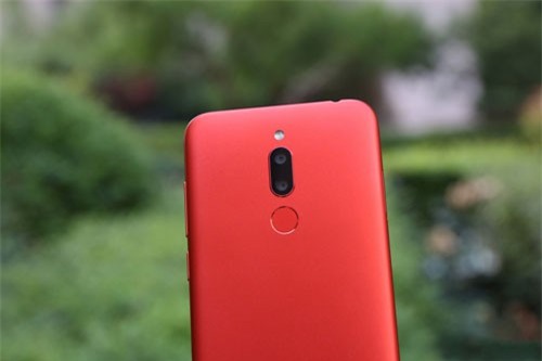 Smartphone camera kép, màn hình FullView, giá siêu rẻ