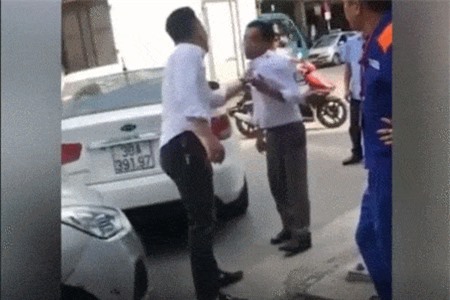 Clip: Nam thanh niên đập đầu tài xế taxi vào đuôi xe sau va chạm giao thông
