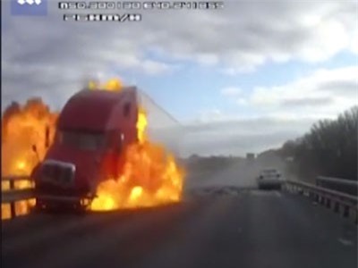 Clip: Xe tải 'nổ như bom' sau khi bị ô tô chạy ngược chiều đâm phải