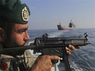 Iran dọa phong tỏa vịnh Ba Tư, Mỹ điều tàu sân bay 'nắn gân'