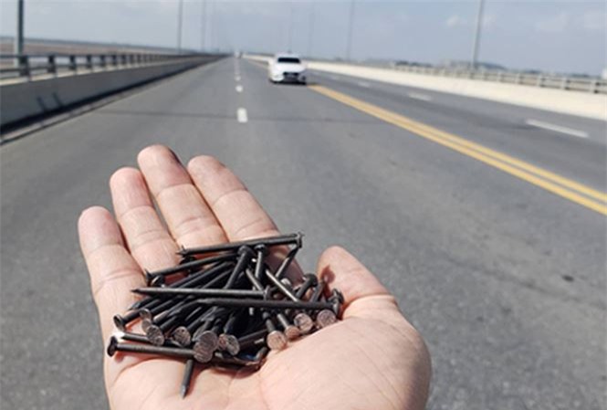 Cầu vượt biển dài nhất Việt Nam bị rải đinh dày đặc