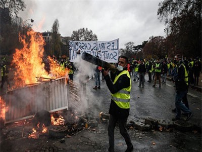 Chính phủ Pháp nhượng bộ sau vụ bạo loạn tồi tệ nhất nhiều thập niên