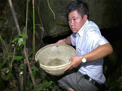 Phát hiện hang động có chậu sứ nghi là cổ vật