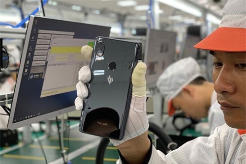 Lộ diện smartphone đầu tiên của Vingroup