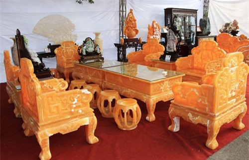 Thú chơi ngọc nguyên khối của đại gia: Xẻ 50 tấn ngọc làm bộ bàn ghế ngồi chơi