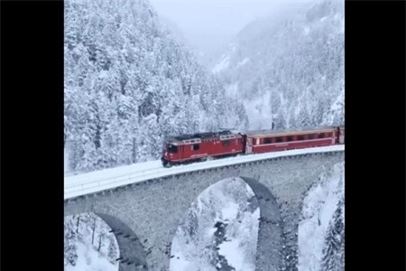 Clip: 'Ngất ngây' trước khung cảnh tàu hỏa băng qua cây cầu tuyết tuyệt đẹp