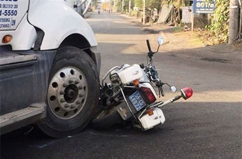 TPHCM: Chạy vào đường cấm, tài xế container tông nát xe CSGT