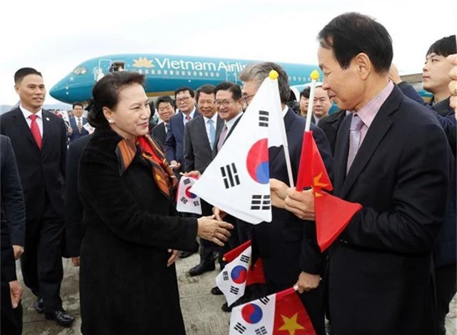 
Các quan chức Hàn Quốc đón Chủ tịch Quốc hội Nguyễn Thị Kim Ngân tại Sân bay Gimhae, thành phố Busan. Ảnh: Trọng Đức – TTXVN
