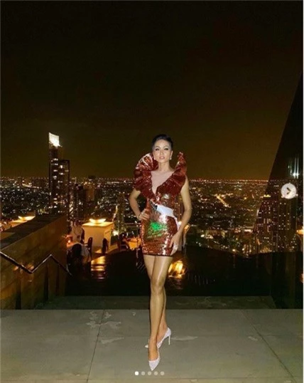Diện váy phá cách trong dạ tiệc Miss Universe 2018, HHen Niê nhận được mưa lời khen vì đôi chân cực phẩm - Ảnh 2.