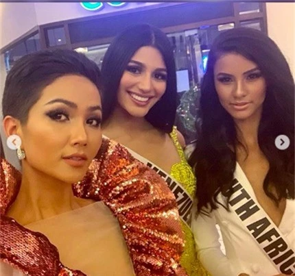 Diện váy phá cách trong dạ tiệc Miss Universe 2018, HHen Niê nhận được mưa lời khen vì đôi chân cực phẩm - Ảnh 4.