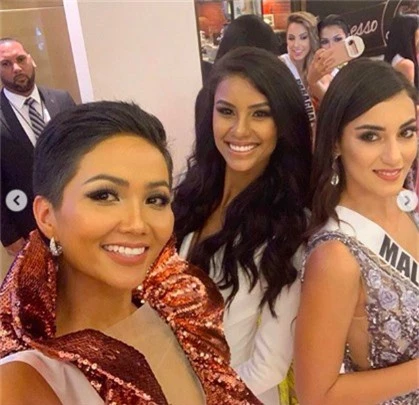 Diện váy phá cách trong dạ tiệc Miss Universe 2018, HHen Niê nhận được mưa lời khen vì đôi chân cực phẩm - Ảnh 5.