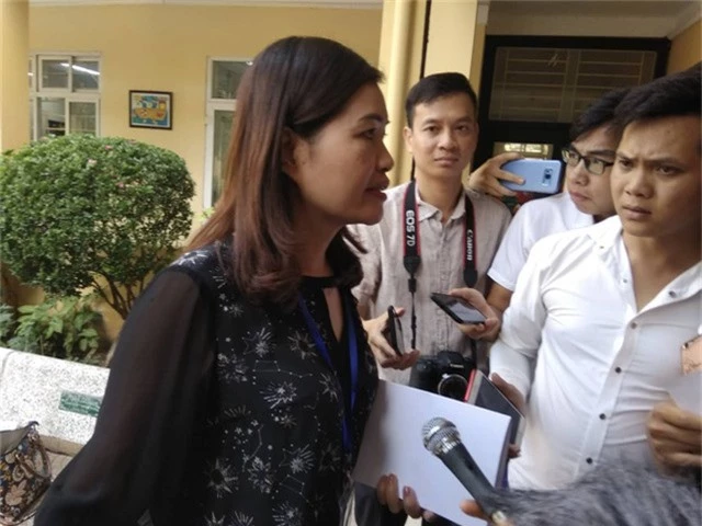 
Bà Nguyễn Thu Hà, Phó Hiệu trưởng Trường tiểu học Quang Trung (quận Đống Đa, Hà Nội) giữa vòng vây của báo chí trong chiều 5/12.
