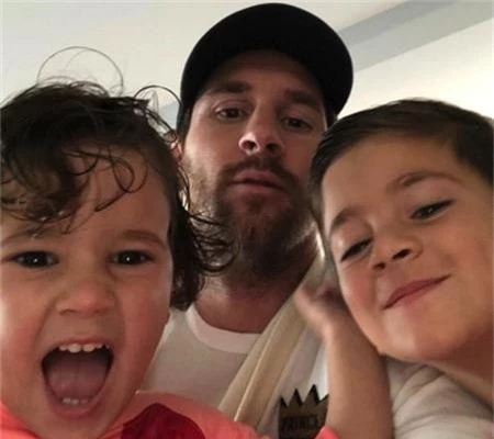 Messi tỏ ra cực kỳ vui vẻ khi ở bên các con trai
