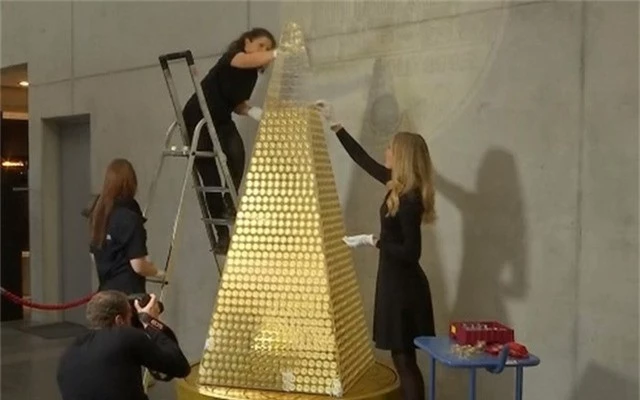 Cây thông Noel đắt nhất châu Âu được trang trí bằng 2.018 đồng xu vàng Vienna Philharmonic. 