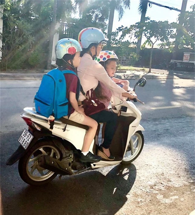 Hình ảnh chị Bống lái xe máy chở hai con Tôm - Tép đi học gây xúc động.