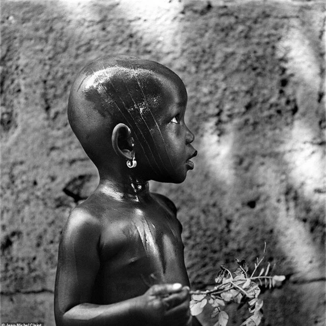 Tục khắc mặt đã tồn tại qua nhiều thế kỷ ở những bộ lạc thiểu số tại châu Phi