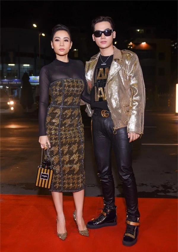 Sánh đôi cùng Ali Hoàng Dương trên thảm đỏ một show thời trang lớn, Thu Minh trở thành tâm điểm ánh nhìn bởi trang phục sang trọng, tôn được vóc dáng săn chắc, khỏe khoắn dù đã ở tuổi 41.