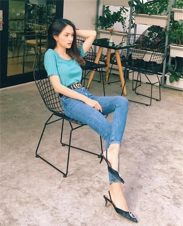 Hoa hậu Hương Giang diện streetstyle khỏe khoắn với áo tay lửng và skinny jeans, kết hợp cùng thắt lưng hàng hiệu để tăng độ đẳng cấp cho trang phục. Tuy nhiên, có thể thấy cân nặng của người đẹp vẫn chưa được cải thiện, để lộ phần vai xương xẩu.