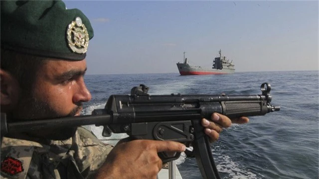  Binh sĩ Iran gần eo biển Hormuz. (Ảnh: Reuters) 