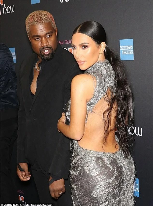  Kim Kardashian chia sẻ Kanye West thường là người tư vấn thời trang cho cô 