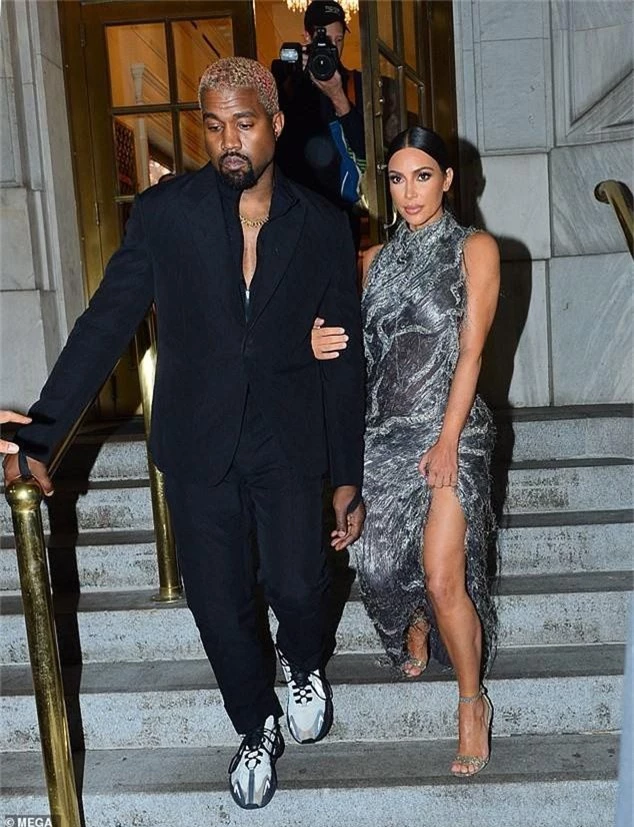  Kanye West là nhà thiết kế thời trang và Kim thường xuyên diện đồ chồng thiết kế 