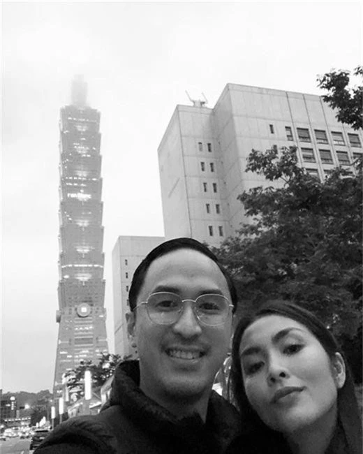 Vợ chồng Hà Tăng cùng nhau đi du lịch Đài Loan kỉ niệm ngày cưới. Cặp đôi không tạo dáng cầu kì mà khiến người hâm mộ thích thú bởi hình ảnh đời thường gần gũi.