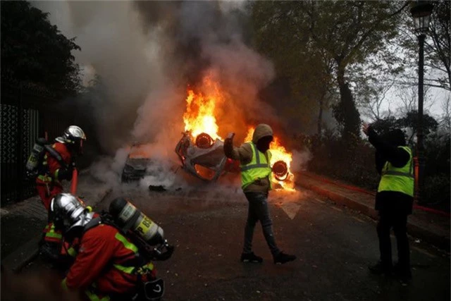  Hàng loạt xe hơi bị thiêu rụi trong cuộc bạo động cuối tuần qua ở Paris. (Ảnh: Reuters) 