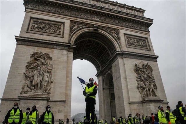  Người biểu tình Áo gile vàng chiếm giữ Khải Hoàn Môn. (Ảnh: AFP) 