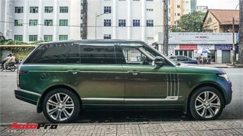 Ngắm siêu xe Range Rover Autobiography LWB ngũ sắc của đại gia Sài Gòn. Range Rover Autobiography LWB là mẫu SUV hạng sang được nhiều đại gia Việt ưa chuộng, nhưng chiếc xe này độc đáo hơn nhờ màu sơn lạ lẫm và bắt mắt. (CHI TIẾT)